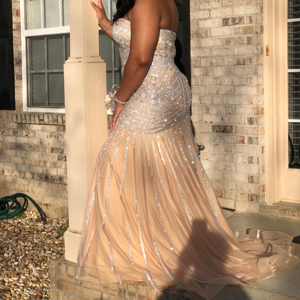 PROM DRESS - Picture 2 of 5